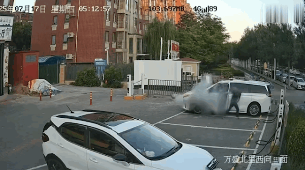 配资平台实盘 岚图梦想家充电时冒烟 车主极限逃离：刚下车就爆燃